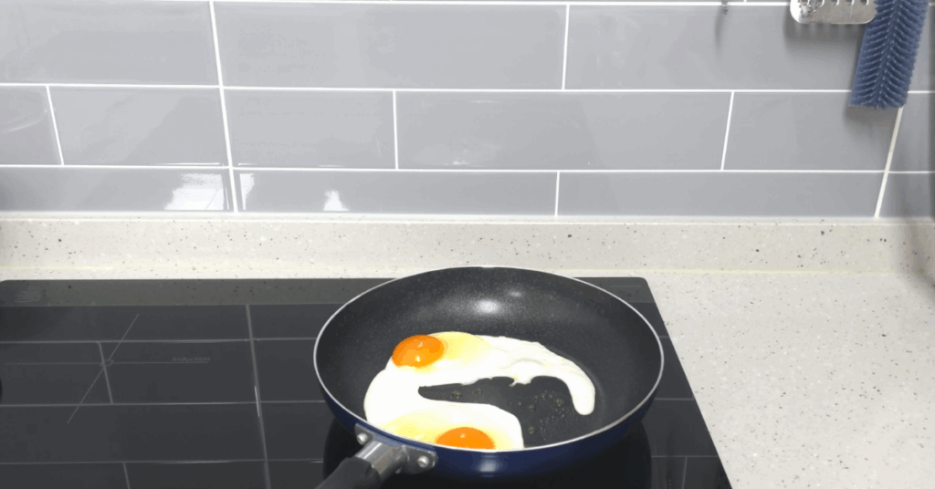 불 없이 1분 만에 완성되는 초간단 참치캔 요리! 간단한 반찬부터 안주까지 활용 가능한 참치캔 레시피로 여름철 입맛을 되살려보세요.