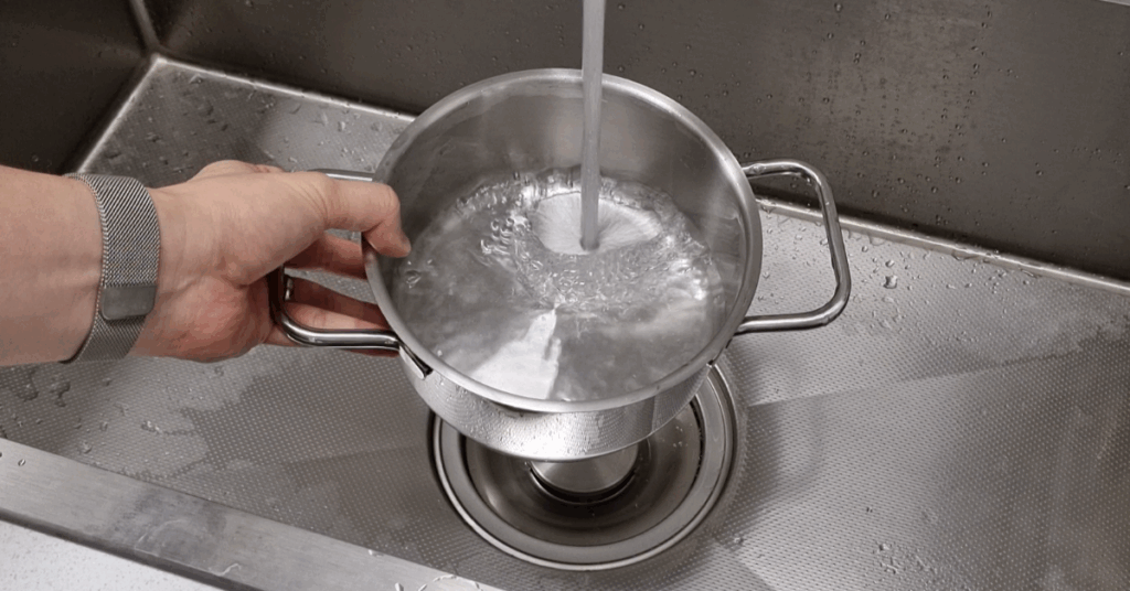 수돗물 마셔도 되나요? 정수된 수돗물은 안전하지만, 수돗물 마시면 안되는 이유 1가지는 배관·보일러 이물질 위험입니다. 라면 수돗물은 찬물로 받고 잠시 흘려보낸 뒤 사용하세요.