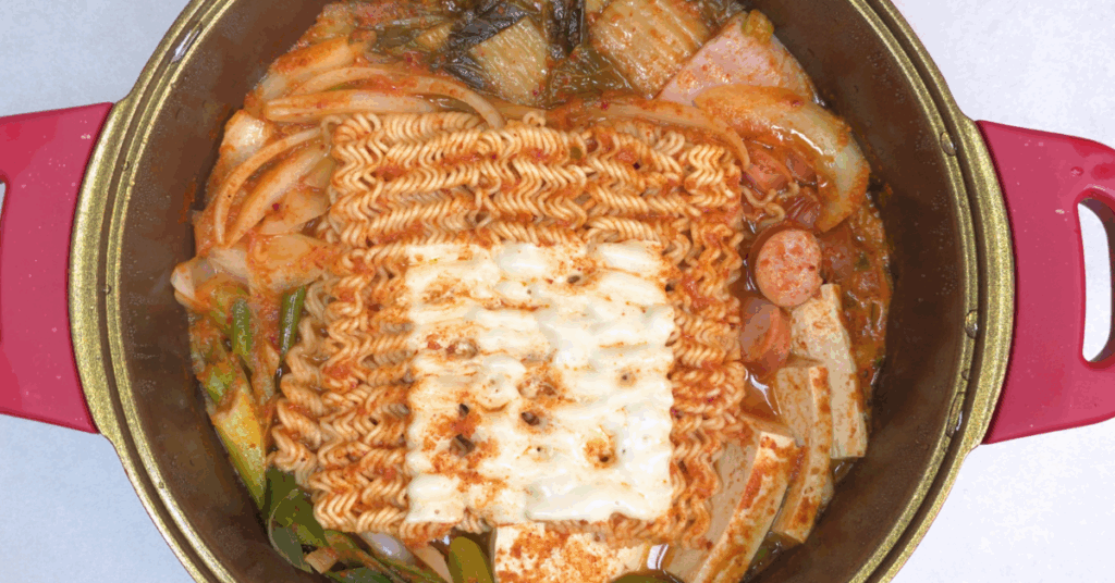 라면 연구원이 직접 선정한 사리곰탕면 레시피 1위 공개!
두부·스팸·치즈로 깊은 맛을 완성하는 라면 레시피 추천,
이 조합 하나로 최고의 라면 레시피가 완성됩니다.