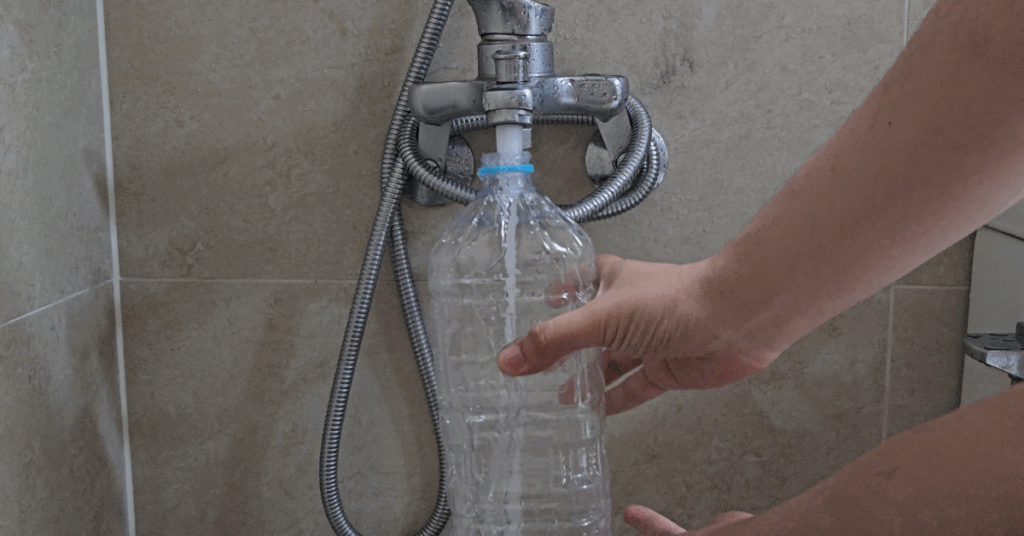 샤워할 때 나오는 찬물로 물절약하면서 화장실 청소하는 법을 소개합니다.
베이킹소다 세정액으로 세면대·변기·타일까지 깔끔하게 관리하는 방법을 확인하세요.