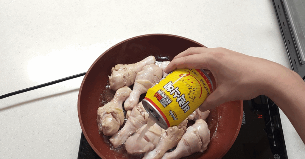 식혜 한 컵으로 완성되는 초간단 안동찜닭 레시피를 소개합니다. 잡내 없이 촉촉하고 감칠맛 가득한 찜닭 만드는 법, 건강하고 맛있는 집밥 레시피입니다.