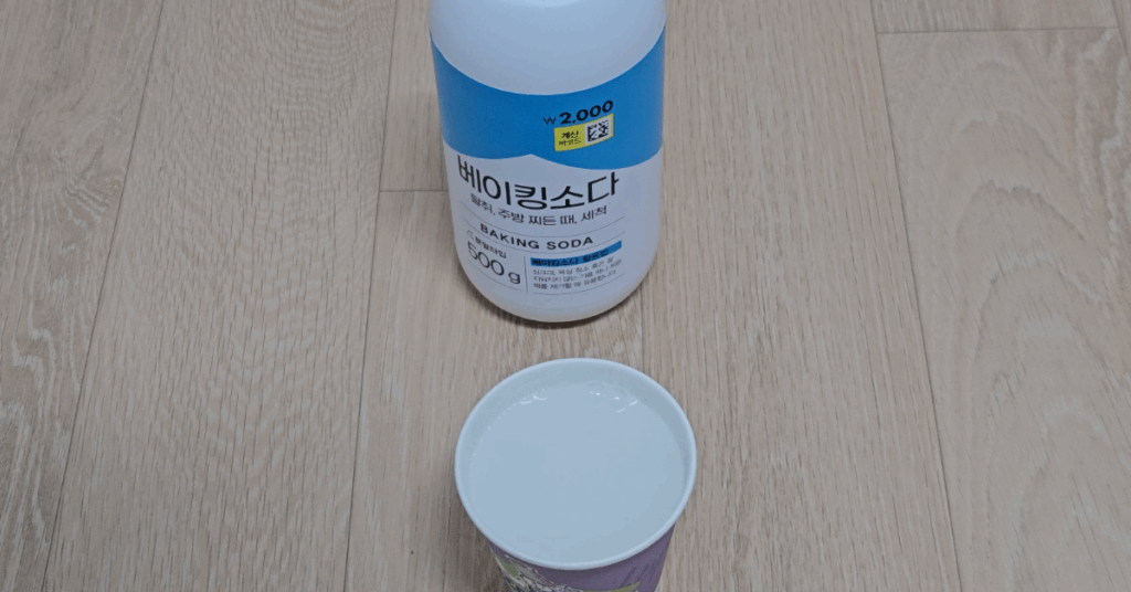 선풍기 청소, 이제 분해하지 마세요. 베이킹소다와 분무기만 있으면 선풍기 날개 먼지까지 깔끔하게 청소할 수 있습니다. 간편한 선풍기 청소 방법 지금 확인해보세요.