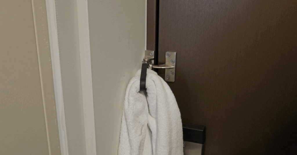 호텔 숙박 시 문단속이 불안하신가요? 벨트와 수건만으로 호텔 문 잠그기 완벽하게 하는 꿀팁을 알려드립니다.
간단한 문잠그기 방법으로 안전한 숙박을 지켜보세요.