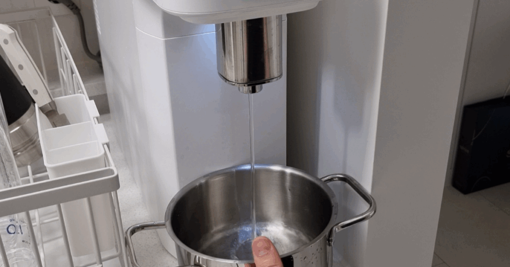 수돗물 마셔도 되나요? 정수된 수돗물은 안전하지만, 수돗물 마시면 안되는 이유 1가지는 배관·보일러 이물질 위험입니다. 라면 수돗물은 찬물로 받고 잠시 흘려보낸 뒤 사용하세요.