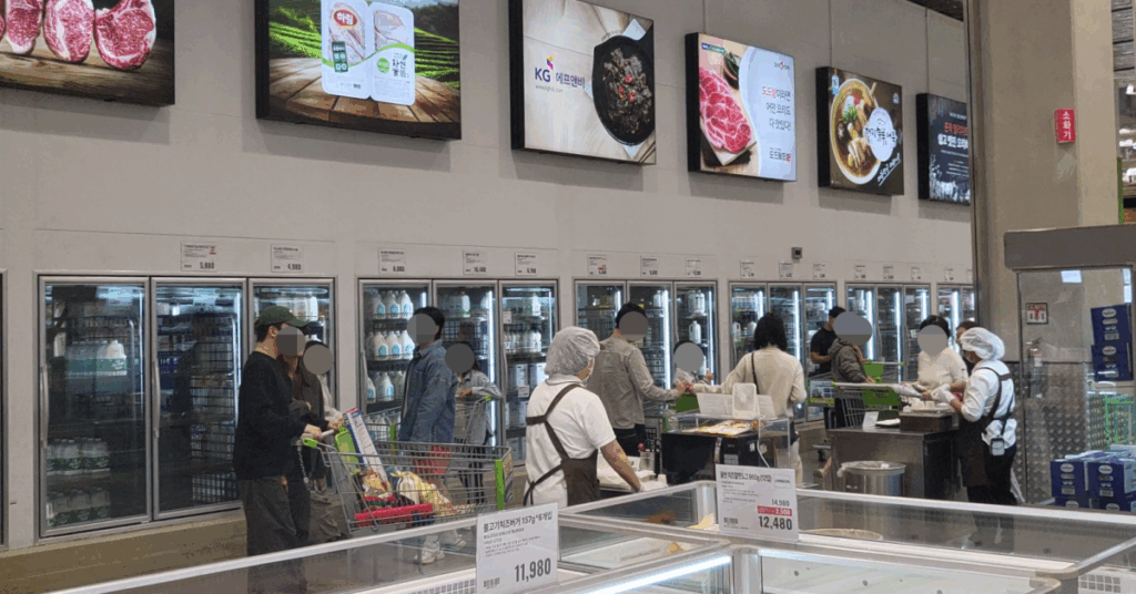 전날 밤부터 줄을 서는 인파가 몰린 트레이더스 구월점 인기 추천템 10가지를 소개합니다.
한우 등심, 연어스테이크, 대왕새우초밥까지 — 트레이더스 추천템 2025 총정리!