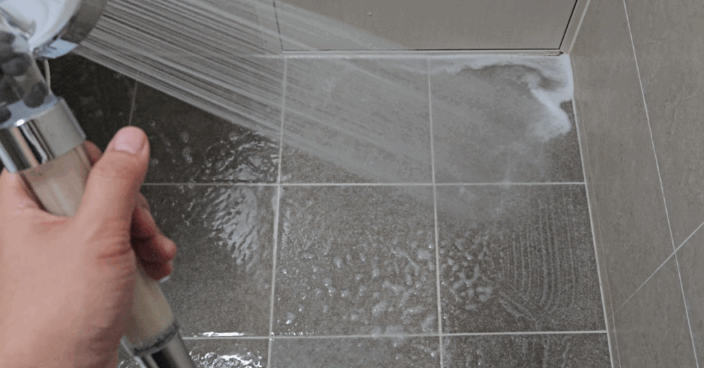 샤워할 때 나오는 찬물로 물절약하면서 화장실 청소하는 법을 소개합니다.
베이킹소다 세정액으로 세면대·변기·타일까지 깔끔하게 관리하는 방법을 확인하세요.