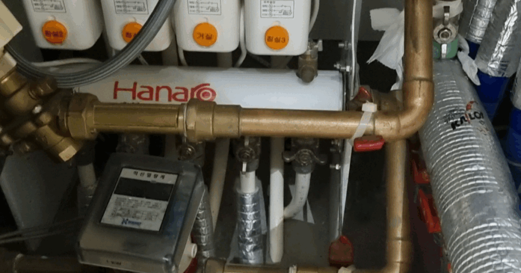 수돗물 마셔도 되나요? 정수된 수돗물은 안전하지만, 수돗물 마시면 안되는 이유 1가지는 배관·보일러 이물질 위험입니다. 라면 수돗물은 찬물로 받고 잠시 흘려보낸 뒤 사용하세요.