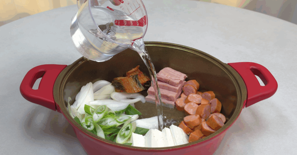 라면 연구원이 직접 선정한 사리곰탕면 레시피 1위 공개!
두부·스팸·치즈로 깊은 맛을 완성하는 라면 레시피 추천,
이 조합 하나로 최고의 라면 레시피가 완성됩니다.