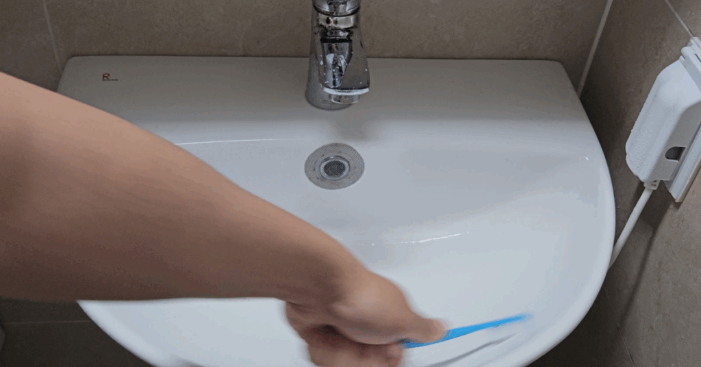 샤워할 때 나오는 찬물로 물절약하면서 화장실 청소하는 법을 소개합니다.
베이킹소다 세정액으로 세면대·변기·타일까지 깔끔하게 관리하는 방법을 확인하세요.