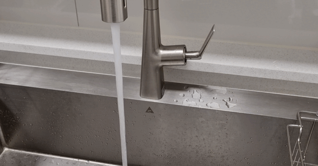 수돗물 마셔도 되나요? 정수된 수돗물은 안전하지만, 수돗물 마시면 안되는 이유 1가지는 배관·보일러 이물질 위험입니다. 라면 수돗물은 찬물로 받고 잠시 흘려보낸 뒤 사용하세요.