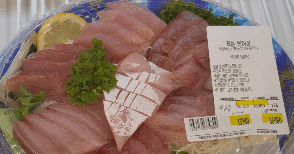 전날 밤부터 줄을 서는 인파가 몰린 트레이더스 구월점 인기 추천템 10가지를 소개합니다.
한우 등심, 연어스테이크, 대왕새우초밥까지 — 트레이더스 추천템 2025 총정리!