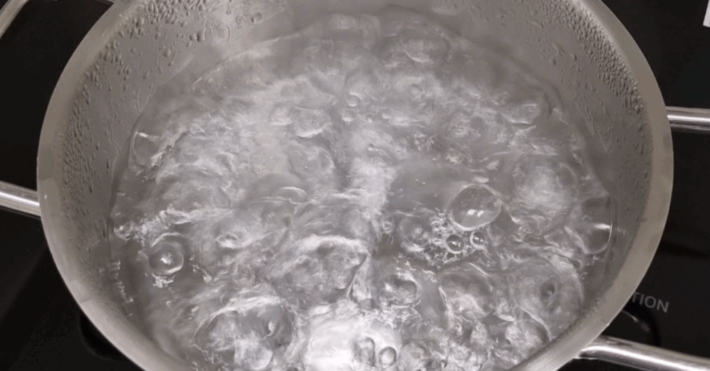 수돗물 마셔도 되나요? 정수된 수돗물은 안전하지만, 수돗물 마시면 안되는 이유 1가지는 배관·보일러 이물질 위험입니다. 라면 수돗물은 찬물로 받고 잠시 흘려보낸 뒤 사용하세요.