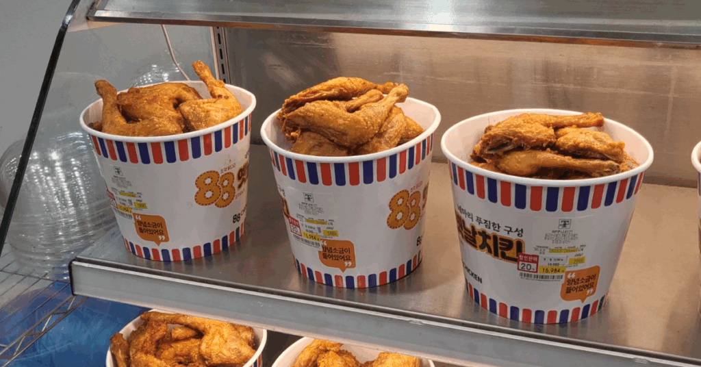 전날 밤부터 줄을 서는 인파가 몰린 트레이더스 구월점 인기 추천템 10가지를 소개합니다.
한우 등심, 연어스테이크, 대왕새우초밥까지 — 트레이더스 추천템 2025 총정리!