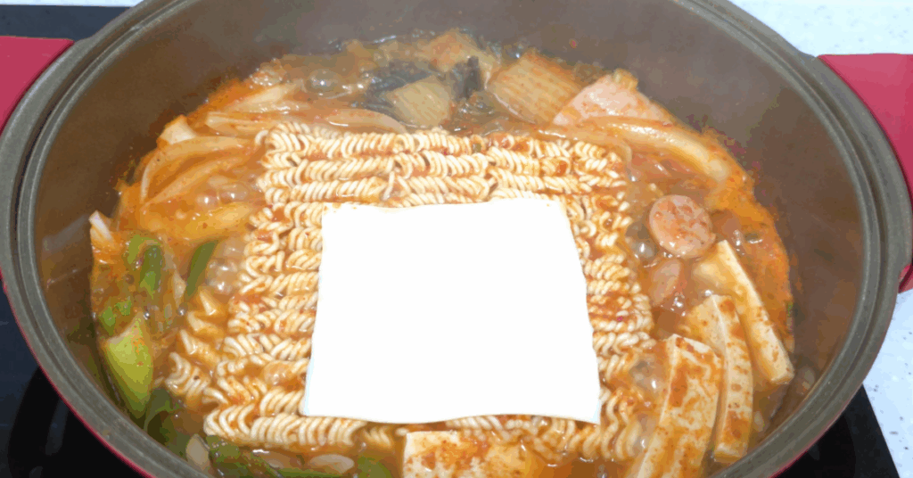 라면 연구원이 직접 선정한 사리곰탕면 레시피 1위 공개!
두부·스팸·치즈로 깊은 맛을 완성하는 라면 레시피 추천,
이 조합 하나로 최고의 라면 레시피가 완성됩니다.