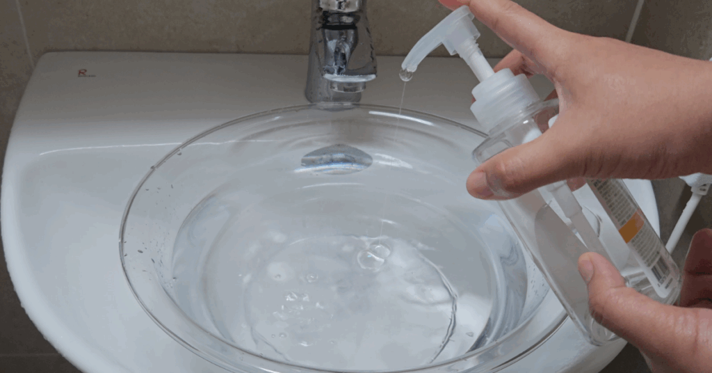 샤워할 때 나오는 찬물로 물절약하면서 화장실 청소하는 법을 소개합니다.
베이킹소다 세정액으로 세면대·변기·타일까지 깔끔하게 관리하는 방법을 확인하세요.