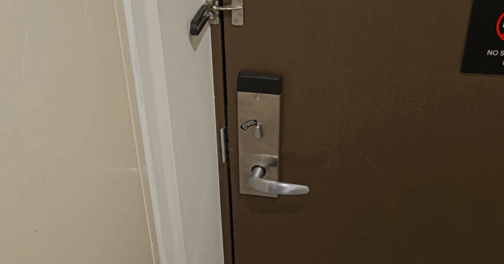 호텔 숙박 시 문단속이 불안하신가요? 벨트와 수건만으로 호텔 문 잠그기 완벽하게 하는 꿀팁을 알려드립니다.
간단한 문잠그기 방법으로 안전한 숙박을 지켜보세요.