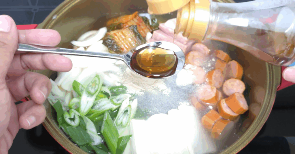 라면 연구원이 직접 선정한 사리곰탕면 레시피 1위 공개!
두부·스팸·치즈로 깊은 맛을 완성하는 라면 레시피 추천,
이 조합 하나로 최고의 라면 레시피가 완성됩니다.