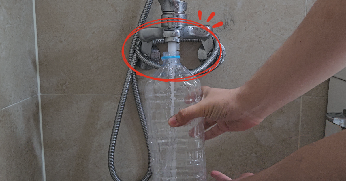 물절약하면서 화장실 청소하는 방법! 샤워할 때 나오는 찬물 이렇게 쓰세요! 1