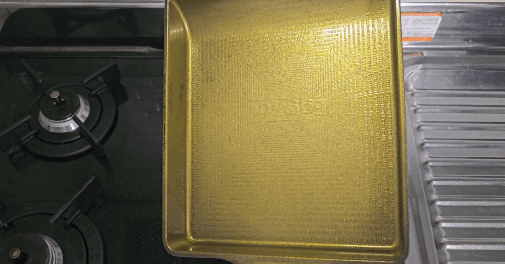 프라이팬 기름 설거지가 어렵다면 이 방법을 따라 해보세요. 호일, 치약, 과탄산소다로 프라이팬 탄거 제거와 프라이팬 기름때 제거까지 해결하는 프라이팬 닦는 법입니다.