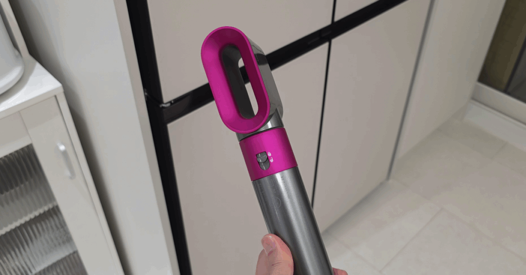 냉장고 안 시원함이 사라졌다면, 고무패킹 문제일 수 있습니다. 드라이기를 활용한 간단한 냉장고 온도 조절 꿀팁을 확인하고, 시원한 냉장고를 되찾아 보세요.