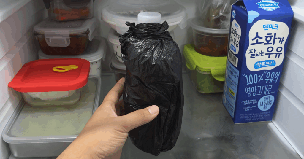 고춧가루 보관법 핵심은 공기, 수분, 빛 차단입니다. 페트병+비닐 밀봉으로 냉장고,냉동실 보관하면 맛과 색을 1년 이상 유지! 고춧가루 유통기한, 곰팡이 예방법까지 완벽 정리.