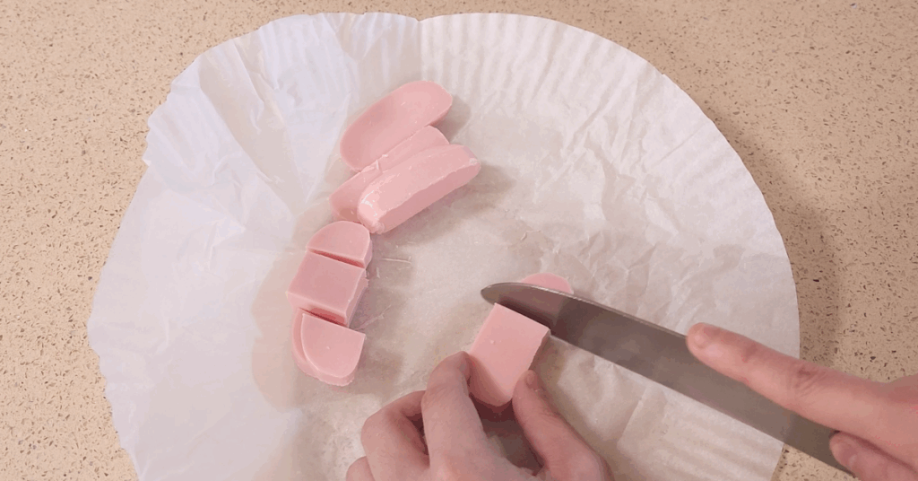 비누 전자레인지 30초로 말랑해져 얇게 소분하는 생활꿀팁을 소개합니다. 여행, 캠핑용으로 간편하며, 종이 비누 만들기 방법을 한 번에 정리합니다.