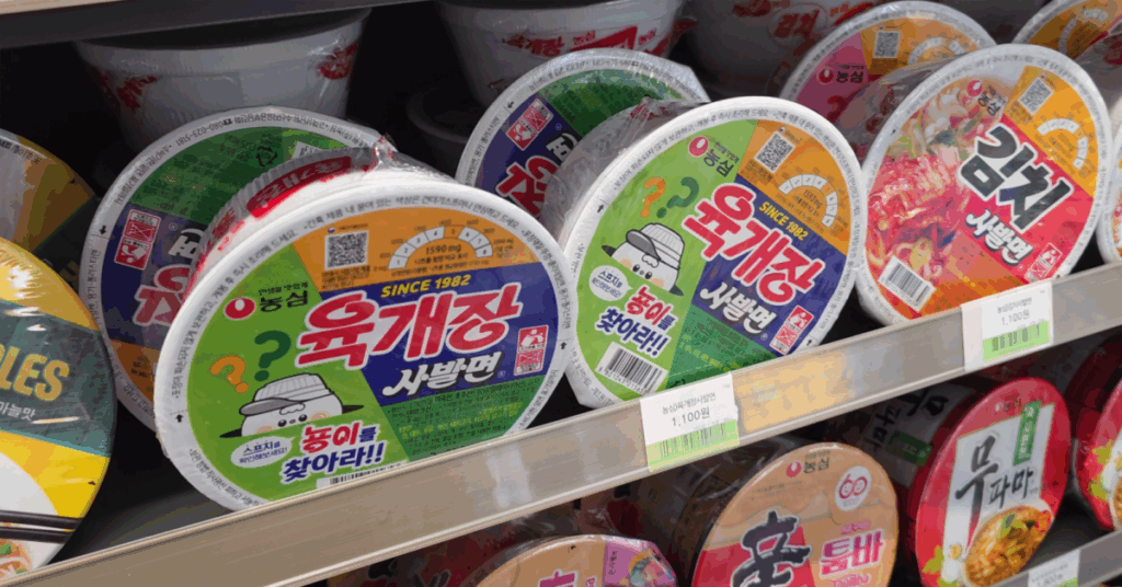 육개장 사발면 스프 반으로 접어보세요! 일주일 내내 먹어도 안 질리는 육개장 컵라면 맛있게 먹는법 1