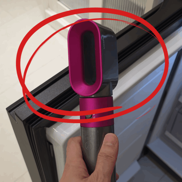 처음 샀을 때 보다 냉장고 안 시원함을 느꼈다면 드라이기로 해결할 수 있는 꿀팁이 있습니다.