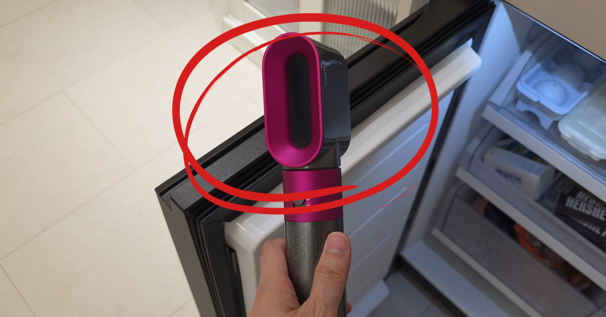 처음 샀을 때 보다 냉장고 안 시원함을 느꼈다면 드라이기로 해결할 수 있는 꿀팁이 있습니다. 1