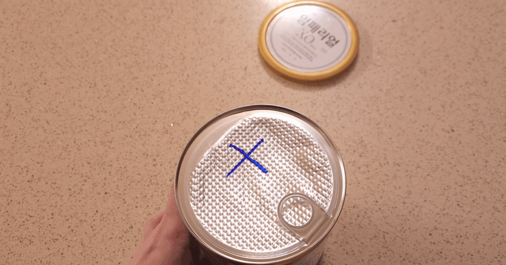 분유통 뚜껑에 십자가 홈을 만들어 분유 스푼을 분리 보관하는 꿀팁! 위생적인 분유 보관 방법부터 남은 분유까지 깔끔히 쓰는 요령, 안전 체크와 대안까지 정리했습니다.