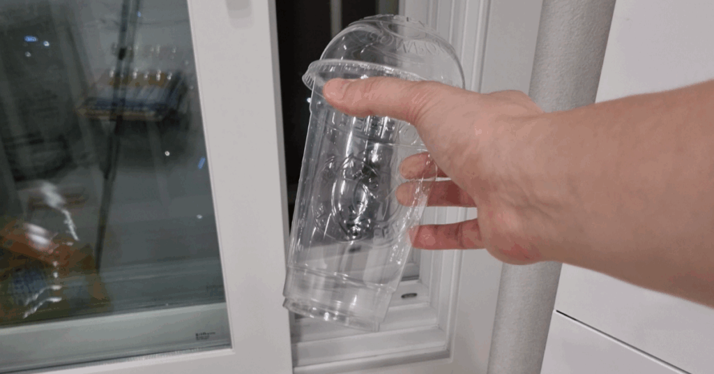 창틀 먼지 청소를 위한 재활용 도구