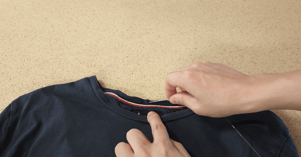 목 늘어난 티셔츠 버리지 마세요! 우레탄 줄, 물풀, 스팀다리미로 티셔츠 목 늘어남 수선하는 초간단 생활꿀팁을 알려드립니다. 10초면 새 옷처럼 복구됩니다. 