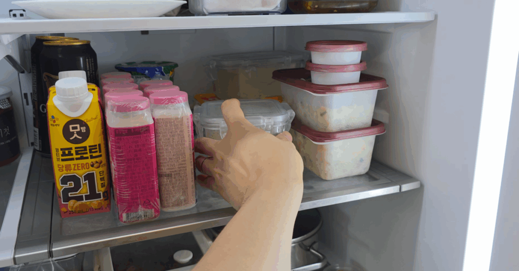 냉장고 안 시원함이 사라졌다면, 고무패킹 문제일 수 있습니다. 드라이기를 활용한 간단한 냉장고 온도 조절 꿀팁을 확인하고, 시원한 냉장고를 되찾아 보세요.