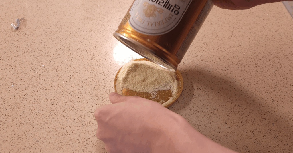 분유통 뚜껑에 십자가 홈을 만들어 분유 스푼을 분리 보관하는 꿀팁! 위생적인 분유 보관 방법부터 남은 분유까지 깔끔히 쓰는 요령, 안전 체크와 대안까지 정리했습니다.