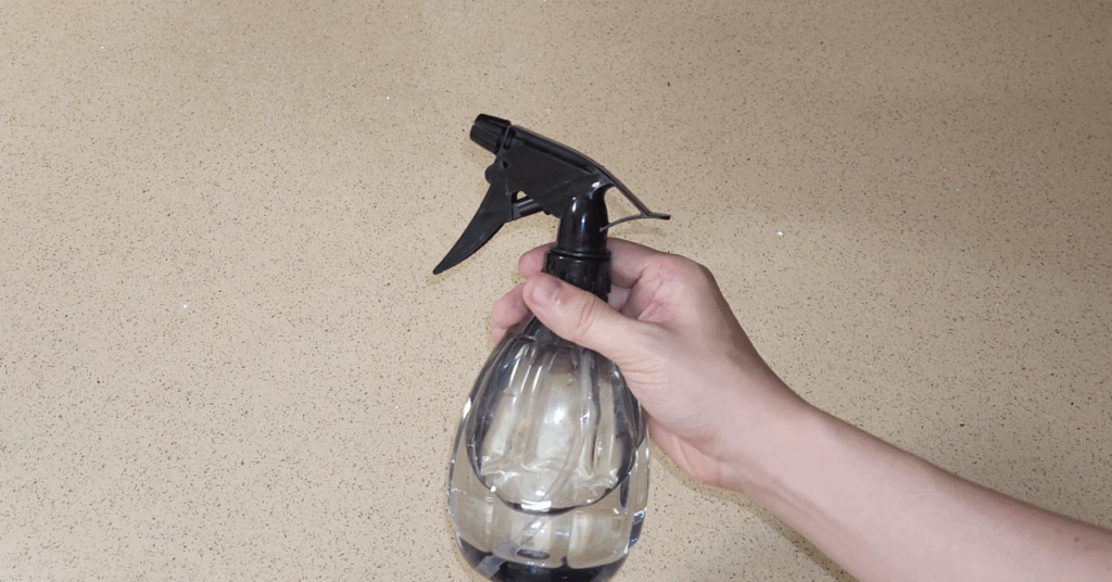 물티슈 성분 잔여물과 물티슈 세균 우려로 식탁에는 물티슈 사용 금지를 권합니다. 재질별 안전 청소법과 살림꿀팁을 정리해 가족 식탁을 깨끗하고 안전하게 관리하세요.