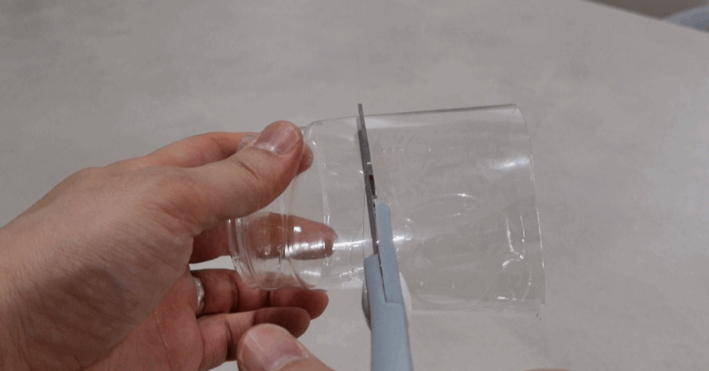 창틀 청소 도구 만들기 1 : 가위로 커피컵을 잘라주세요