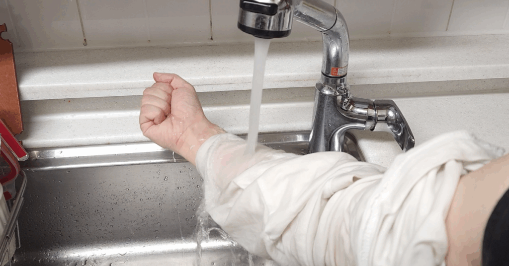 요리나 일상 중 생길 수 있는 화상, 잘못된 대처는 흉터를 남깁니다. 올바른 화상 대처법과 뜨거운 물 화상 응급처치 방법을 단계별로 알려드립니다. 