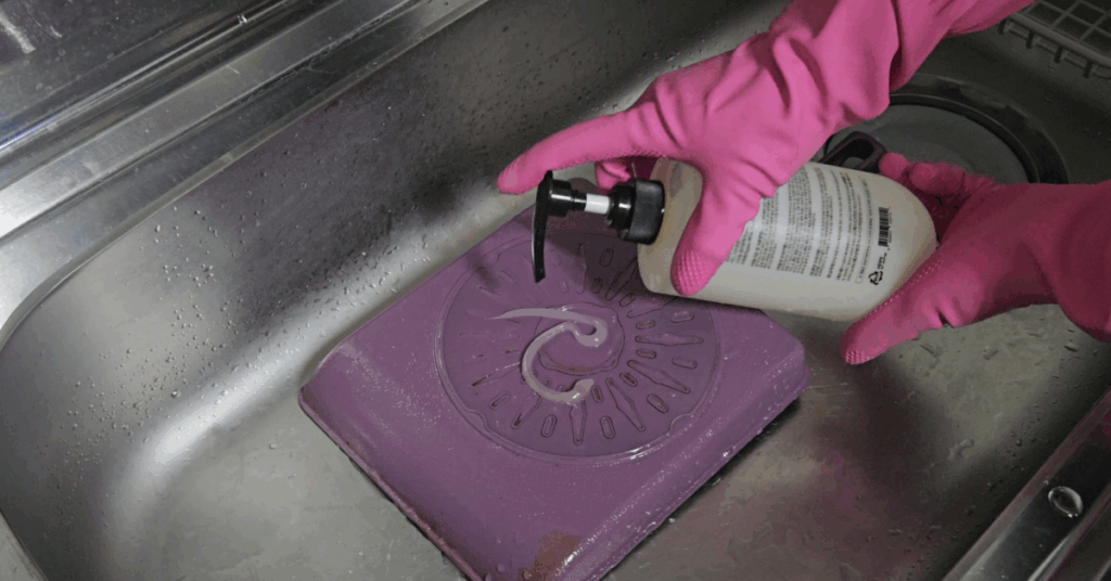 프라이팬 기름 설거지가 어렵다면 이 방법을 따라 해보세요. 호일, 치약, 과탄산소다로 프라이팬 탄거 제거와 프라이팬 기름때 제거까지 해결하는 프라이팬 닦는 법입니다.