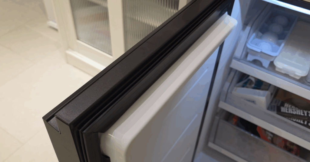 냉장고 안 시원함이 사라졌다면, 고무패킹 문제일 수 있습니다. 드라이기를 활용한 간단한 냉장고 온도 조절 꿀팁을 확인하고, 시원한 냉장고를 되찾아 보세요.