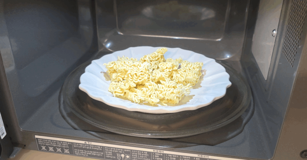 당장 전자레인지에 생라면을 통째로 넣어보세요. 최고의 전자레인지요리 라면땅이 됩니다. 끓인 것보다 더 맛있습니다.