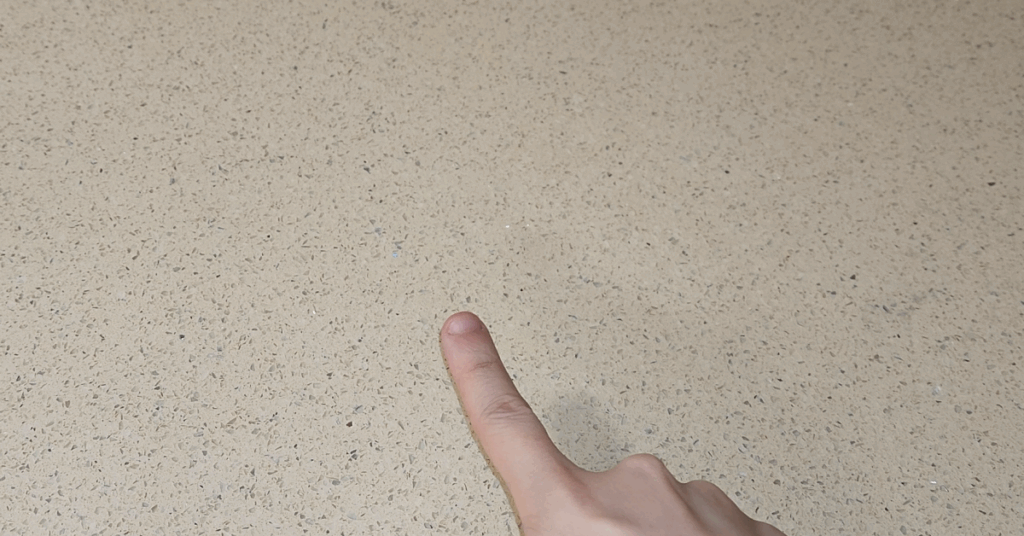 물티슈 성분 잔여물과 물티슈 세균 우려로 식탁에는 물티슈 사용 금지를 권합니다. 재질별 안전 청소법과 살림꿀팁을 정리해 가족 식탁을 깨끗하고 안전하게 관리하세요.