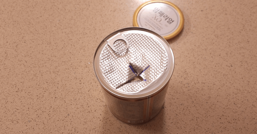 분유통 뚜껑에 십자가 홈을 만들어 분유 스푼을 분리 보관하는 꿀팁! 위생적인 분유 보관 방법부터 남은 분유까지 깔끔히 쓰는 요령, 안전 체크와 대안까지 정리했습니다.