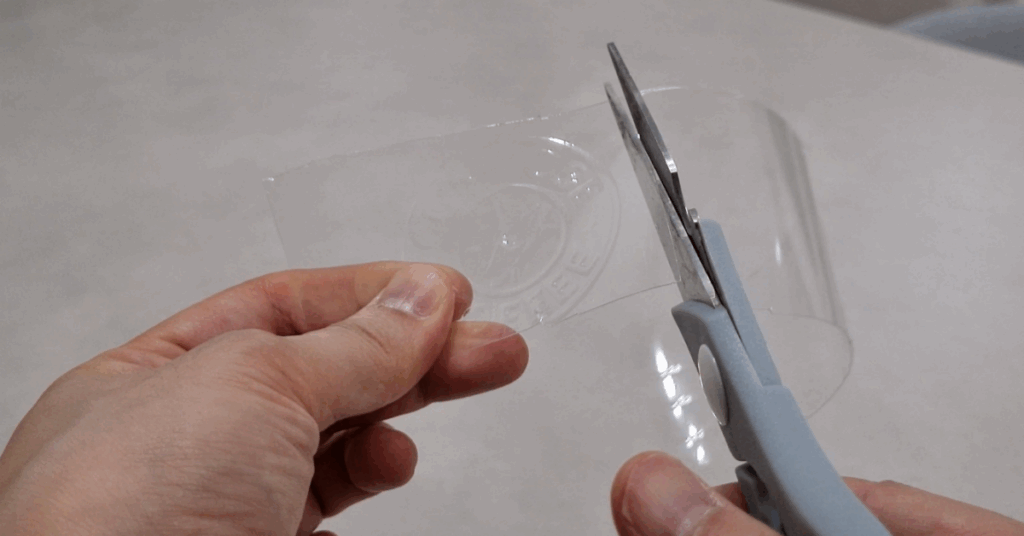 창틀 청소 도구 만들기 2 : 가위로 커피컵을 사각형 모양으로 다시 한 번 잘라주세요.