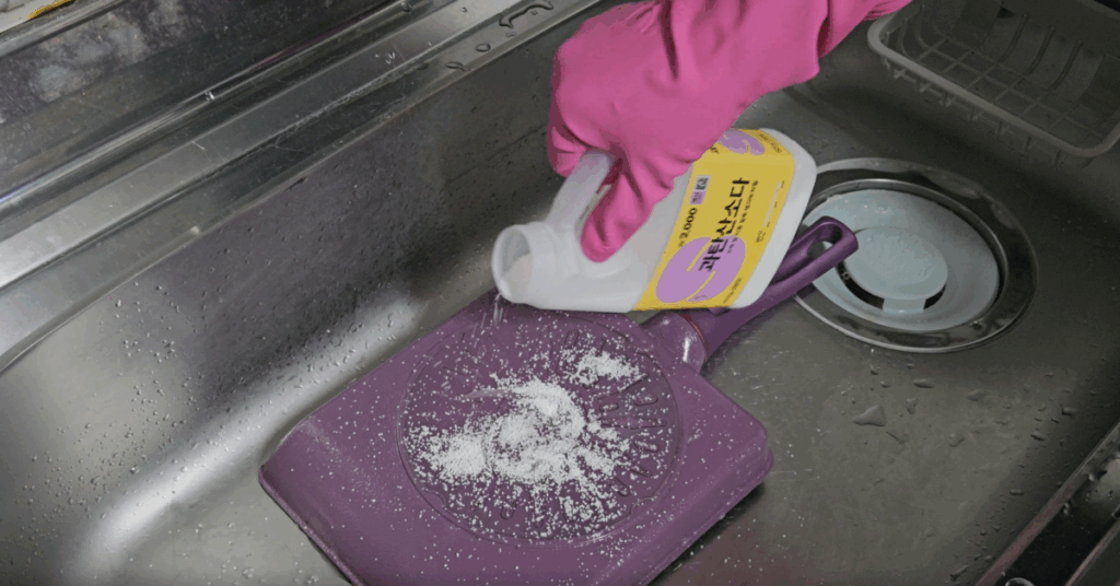 프라이팬 기름 설거지가 어렵다면 이 방법을 따라 해보세요. 호일, 치약, 과탄산소다로 프라이팬 탄거 제거와 프라이팬 기름때 제거까지 해결하는 프라이팬 닦는 법입니다.