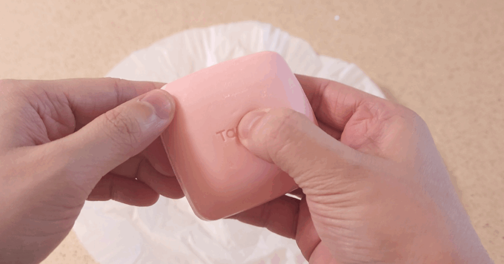 비누 전자레인지 30초로 말랑해져 얇게 소분하는 생활꿀팁을 소개합니다. 여행, 캠핑용으로 간편하며, 종이 비누 만들기 방법을 한 번에 정리합니다.