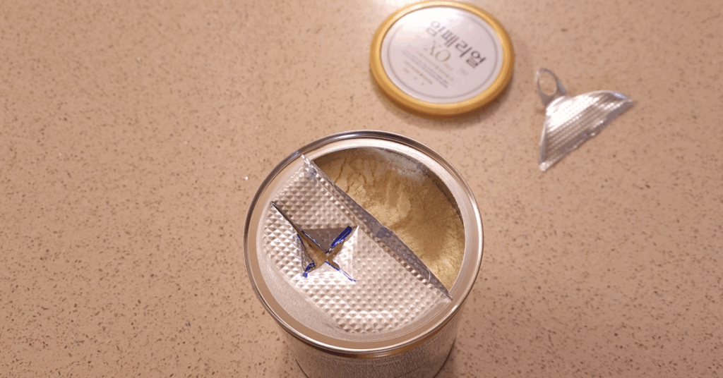 분유통 뚜껑에 십자가 홈을 만들어 분유 스푼을 분리 보관하는 꿀팁! 위생적인 분유 보관 방법부터 남은 분유까지 깔끔히 쓰는 요령, 안전 체크와 대안까지 정리했습니다.