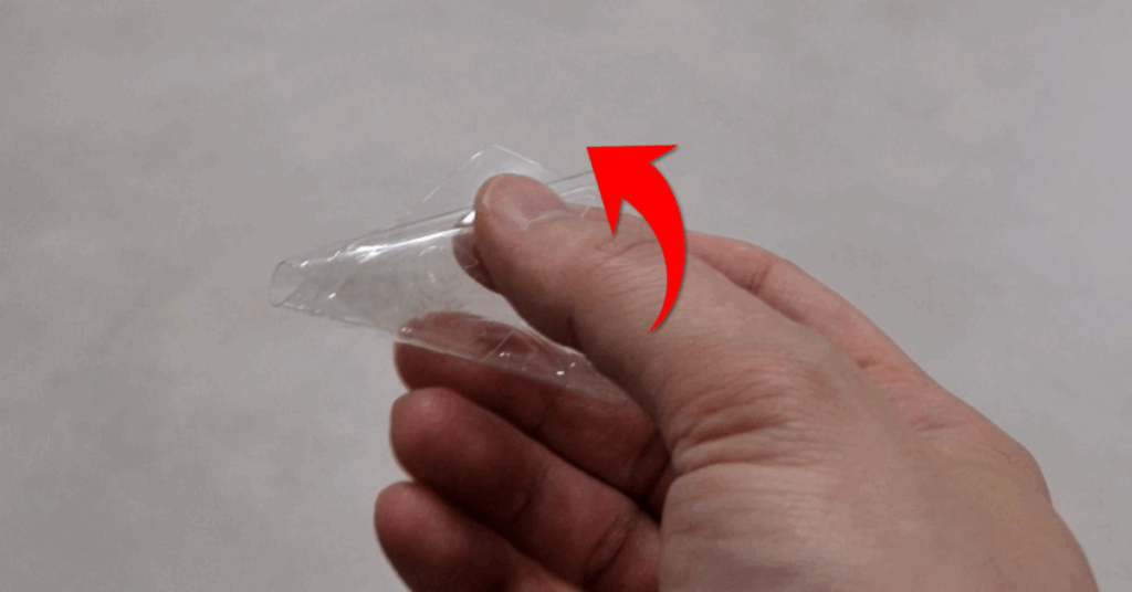 창틀 청소 도구 만들기 3 : 커피컵 조각을 깔대기 모양으로 만들어주세요.