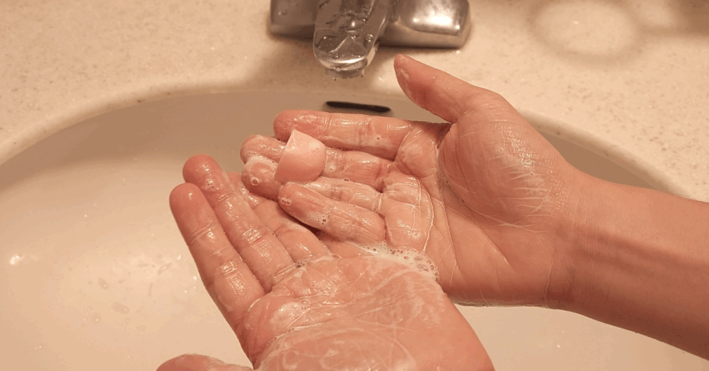 비누 전자레인지 30초로 말랑해져 얇게 소분하는 생활꿀팁을 소개합니다. 여행, 캠핑용으로 간편하며, 종이 비누 만들기 방법을 한 번에 정리합니다.