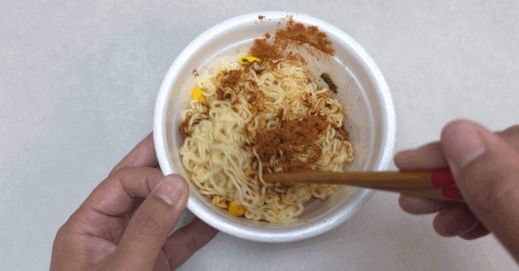 육개장 사발면 레시피 3 : 스프를 절반만 넣고 비비기