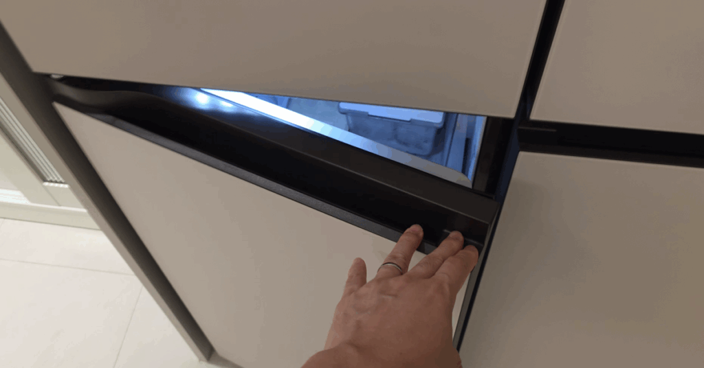 냉장고 안 시원함이 사라졌다면, 고무패킹 문제일 수 있습니다. 드라이기를 활용한 간단한 냉장고 온도 조절 꿀팁을 확인하고, 시원한 냉장고를 되찾아 보세요.